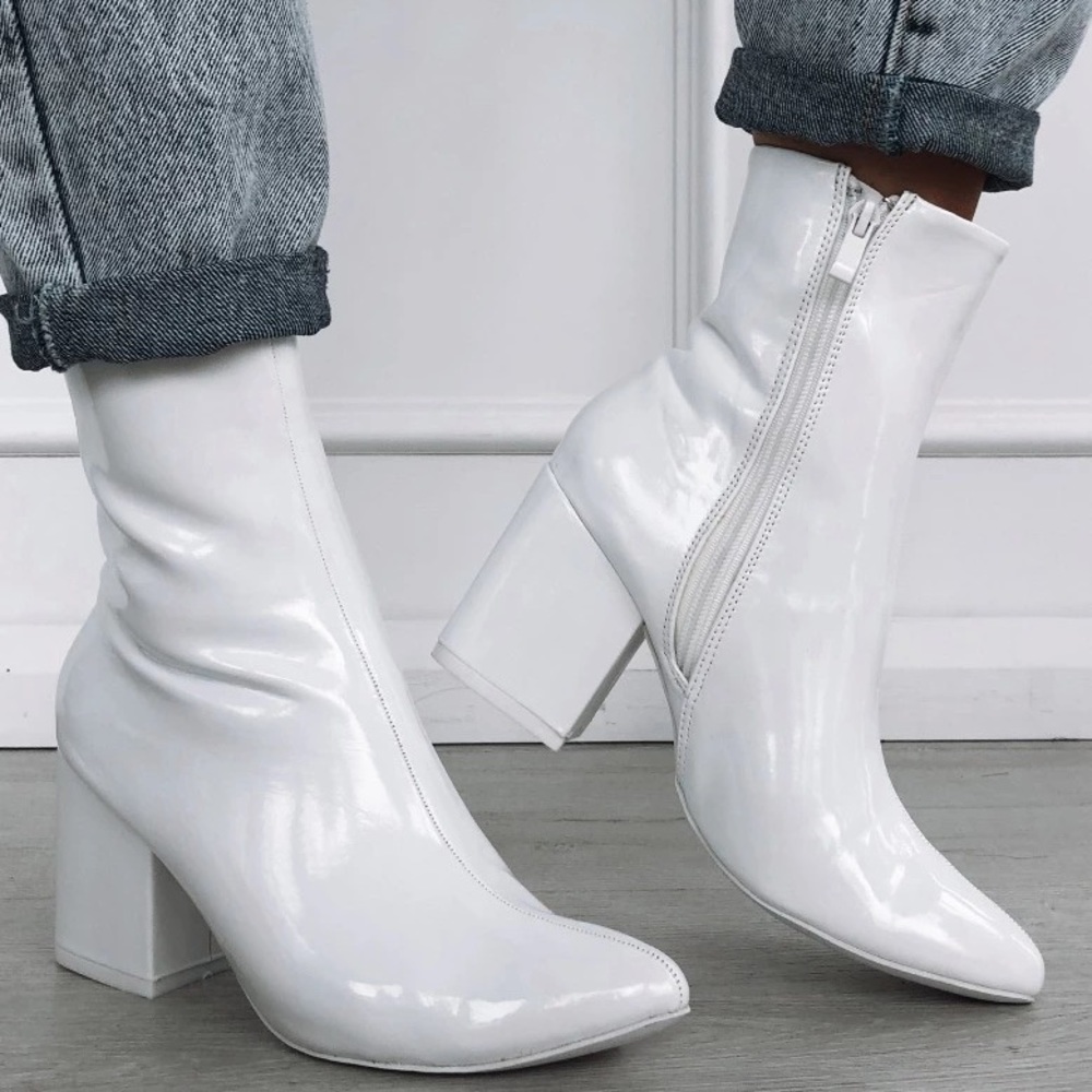 ISO! White fox boutique London boot in 6 or 7.